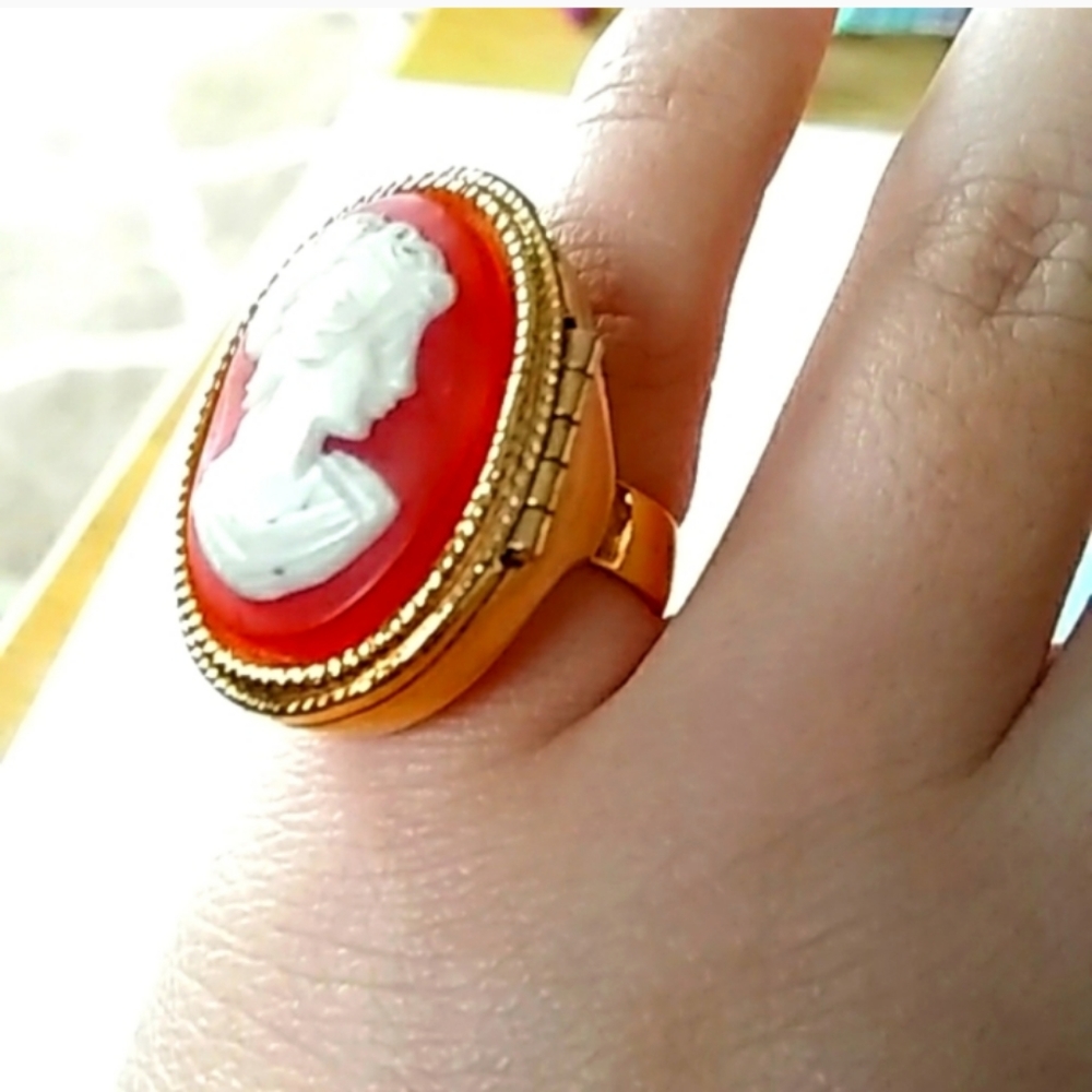 Vintage oversized Avon gold tone Cameo locket ring